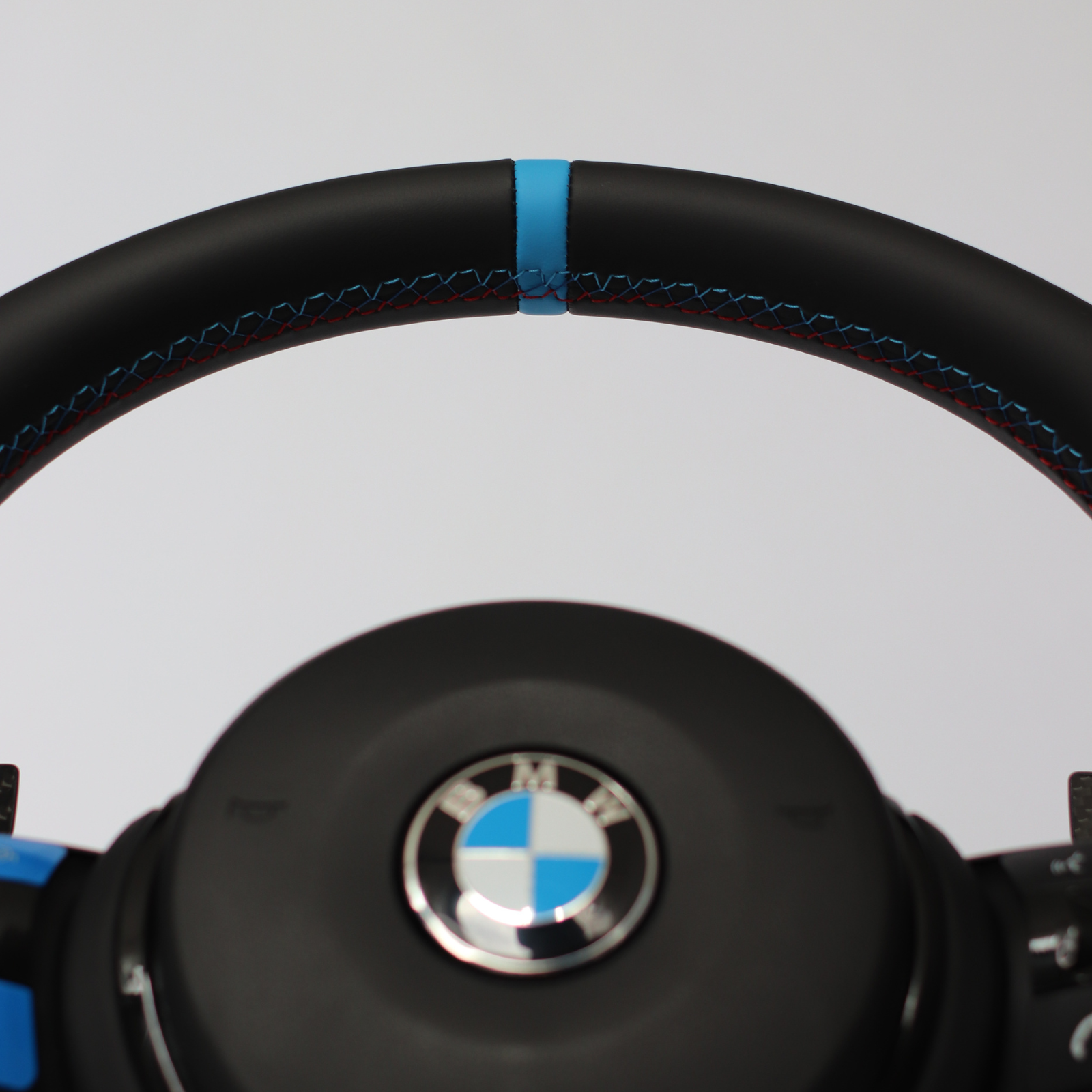 BMW Lenkrad blaue 12-Uhr-Markierung und blaue Naht