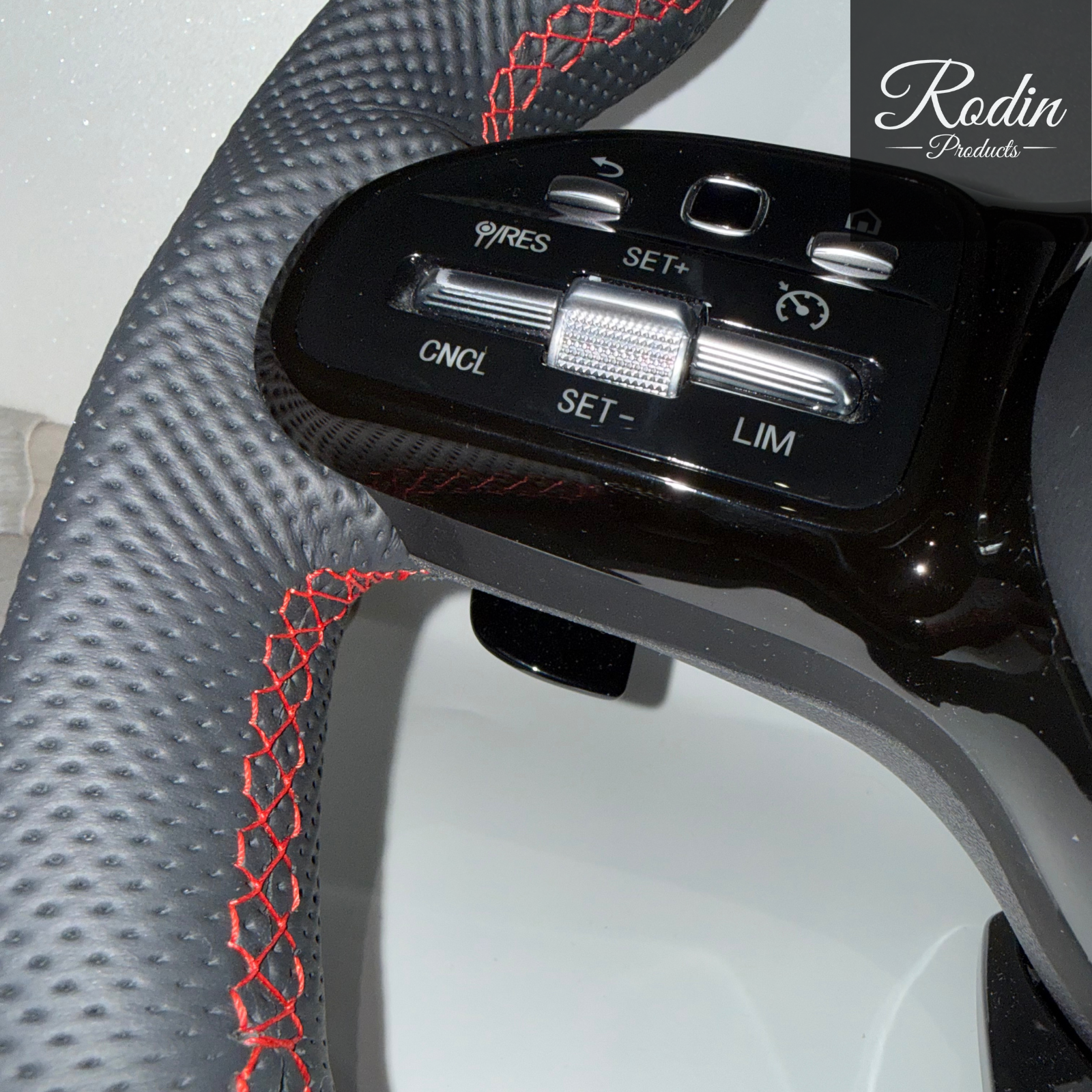 Mercedes AMG Performance Lenkrad – Echtcarbon & perforiertes Leder – 12-Uhr-Markierung – Tasten und Bedienelemente von Rodin Products