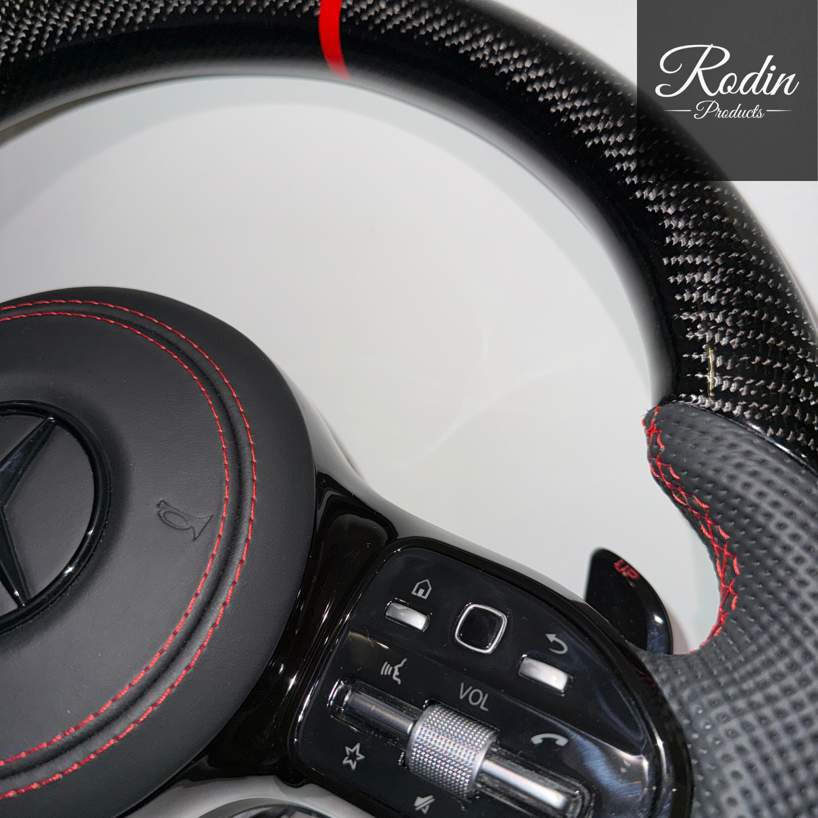 Mercedes AMG Performance Lenkrad – Echtcarbon & perforiertes Leder – 12-Uhr-Markierung – Material-Detail von Rodin Products