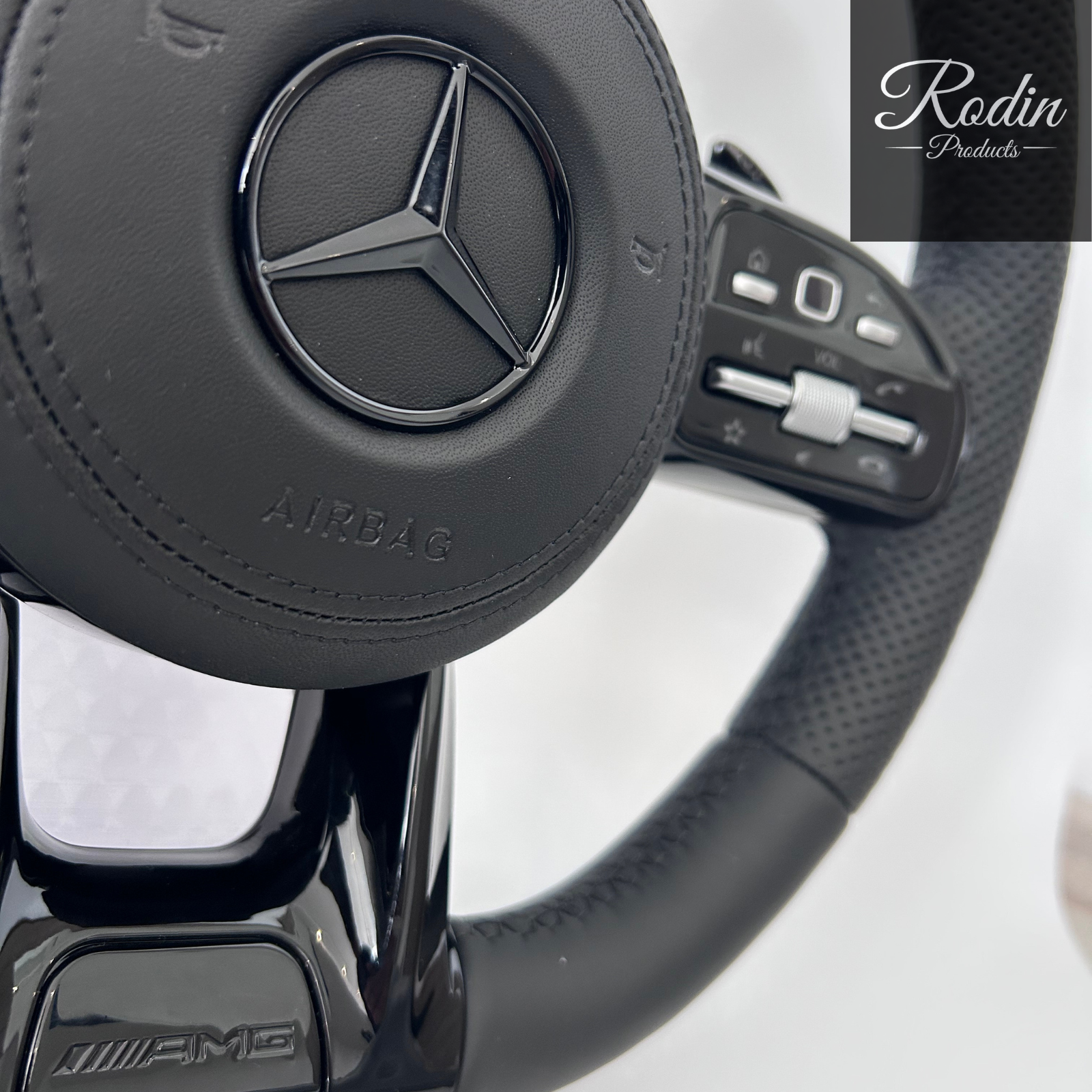 Mercedes AMG Performance Lenkrad – ALL BLACK – Seitenansicht von Rodin Products