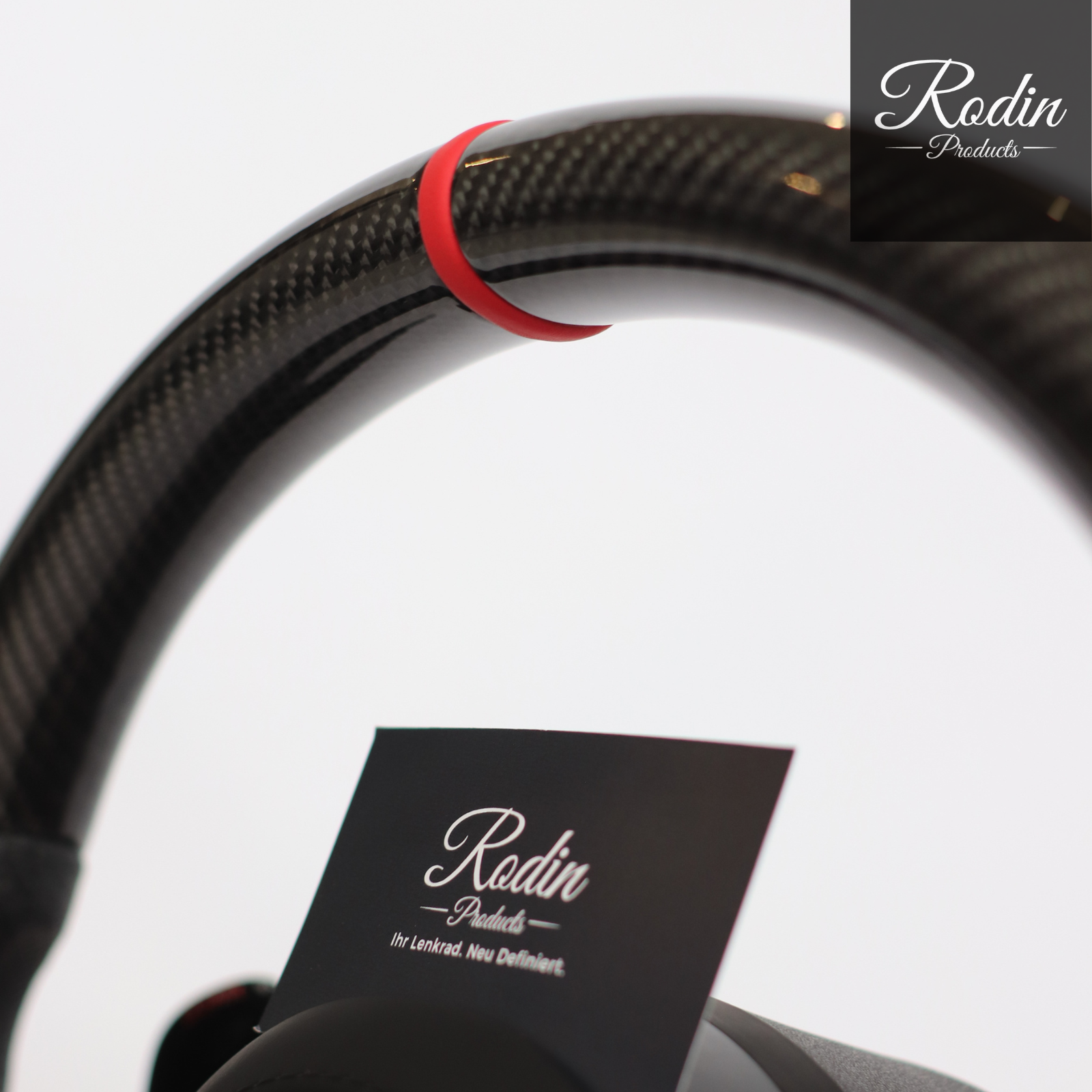 Mercedes AMG Performance Lenkrad – Detail roter 12-Uhr-Marker und Carbon-Struktur
