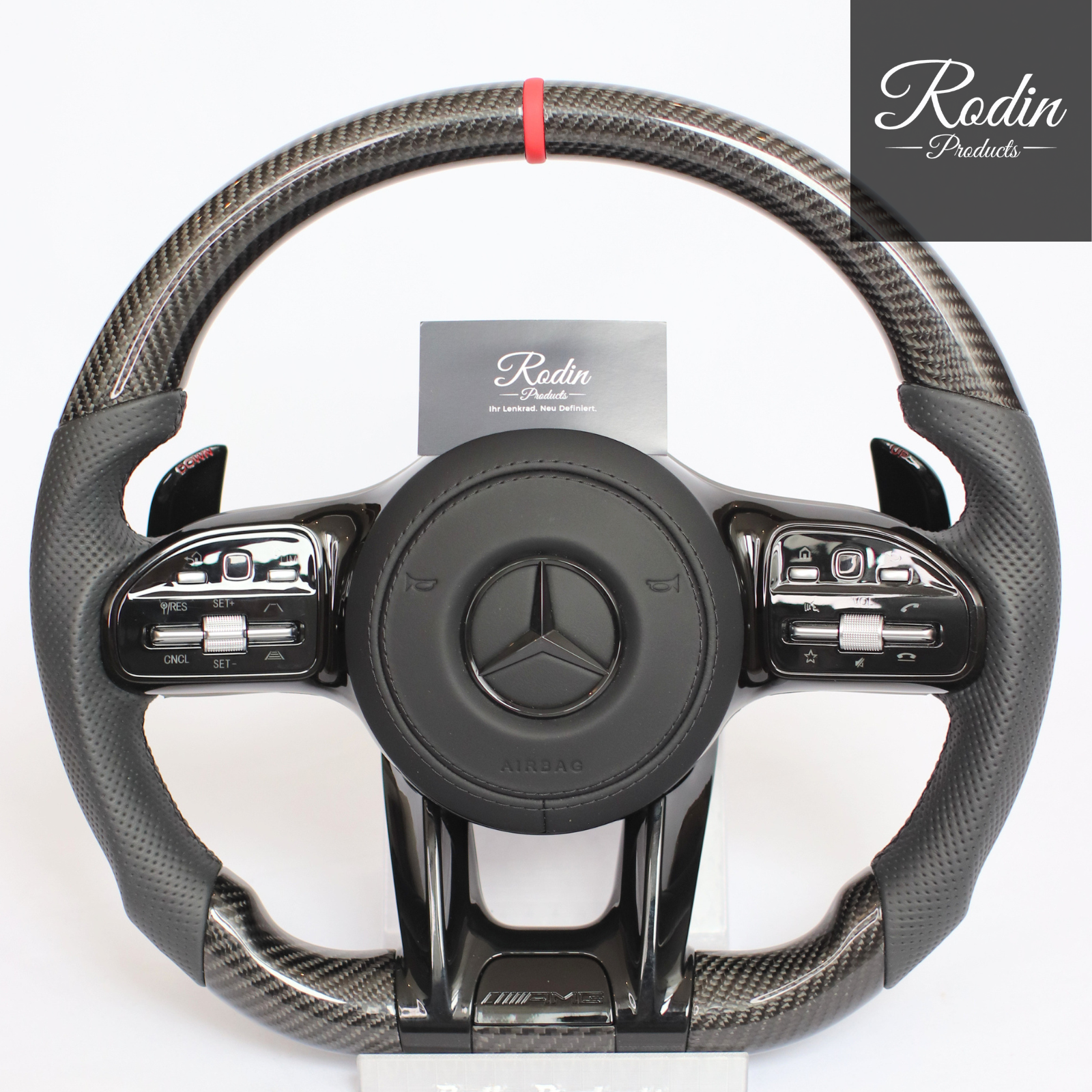 Mercedes AMG Performance Lenkrad Echtcarbon und perforiertes Leder mit roter 12-Uhr-Markierung – Frontansicht