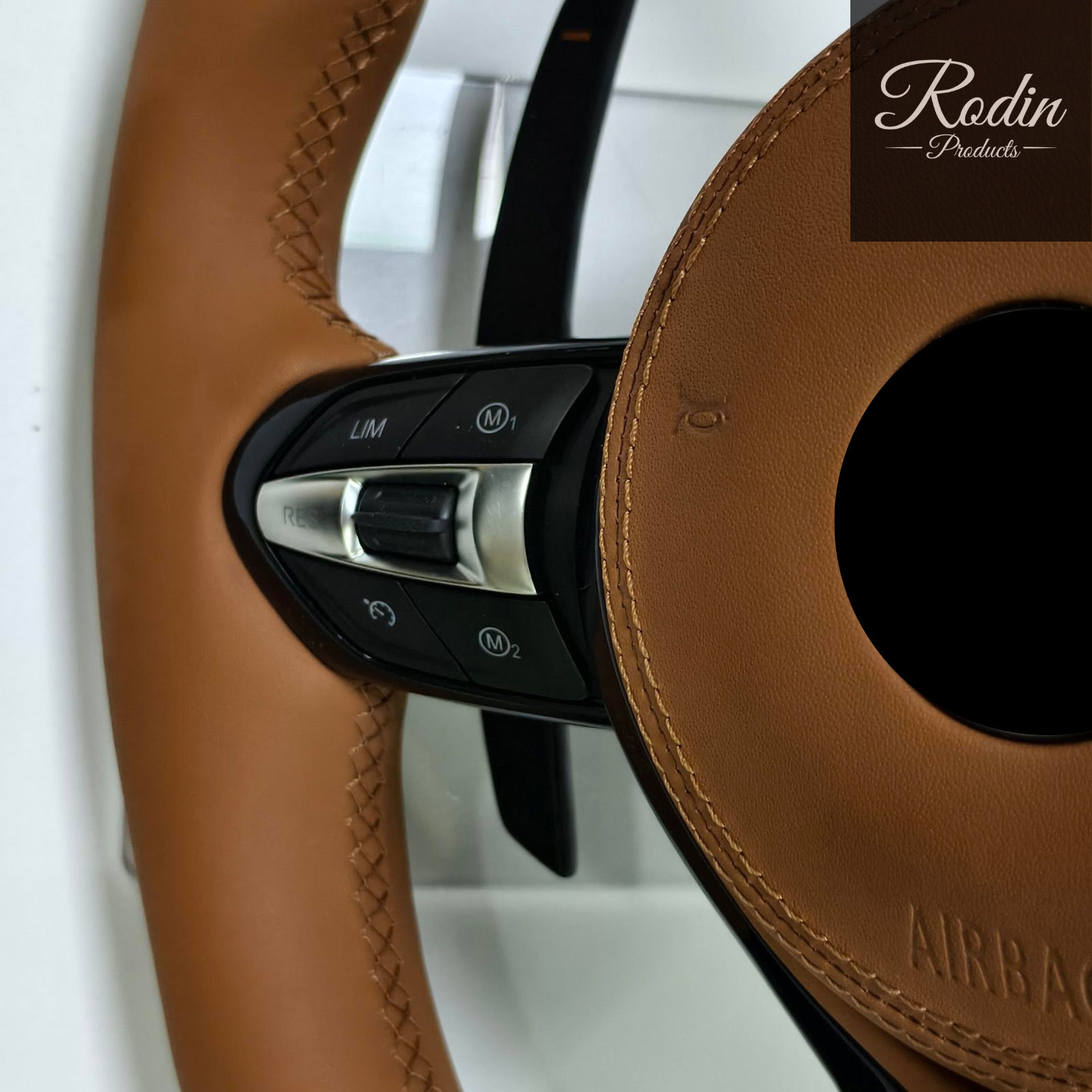 Sportlenkrad passend für BMW E-/F-Serie – braunes Leder – Seitenansicht von Rodin Products