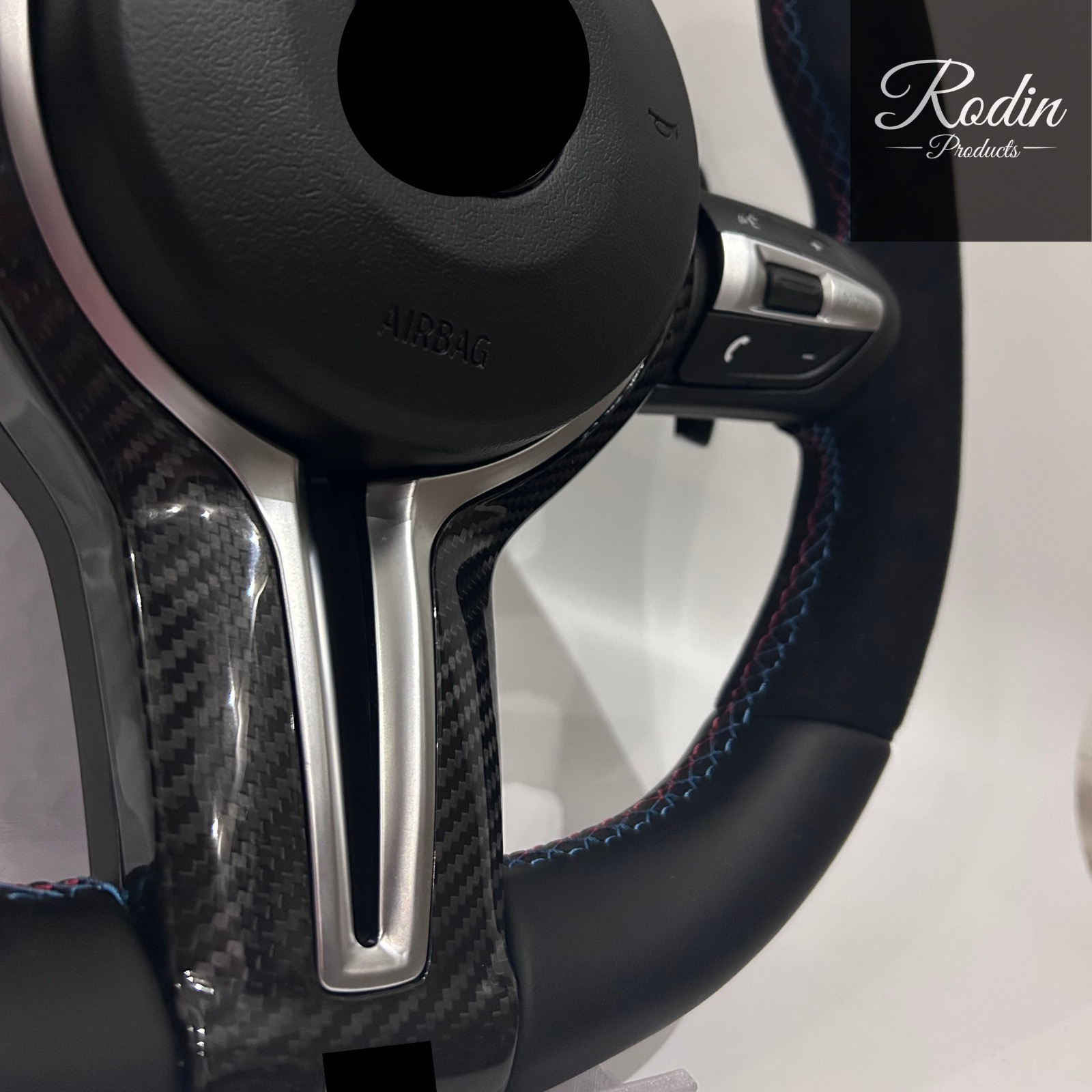 Sportlenkrad passend für BMW E-/F-Serie – Carbon & Alcantara – Seitenansicht von Rodin Products