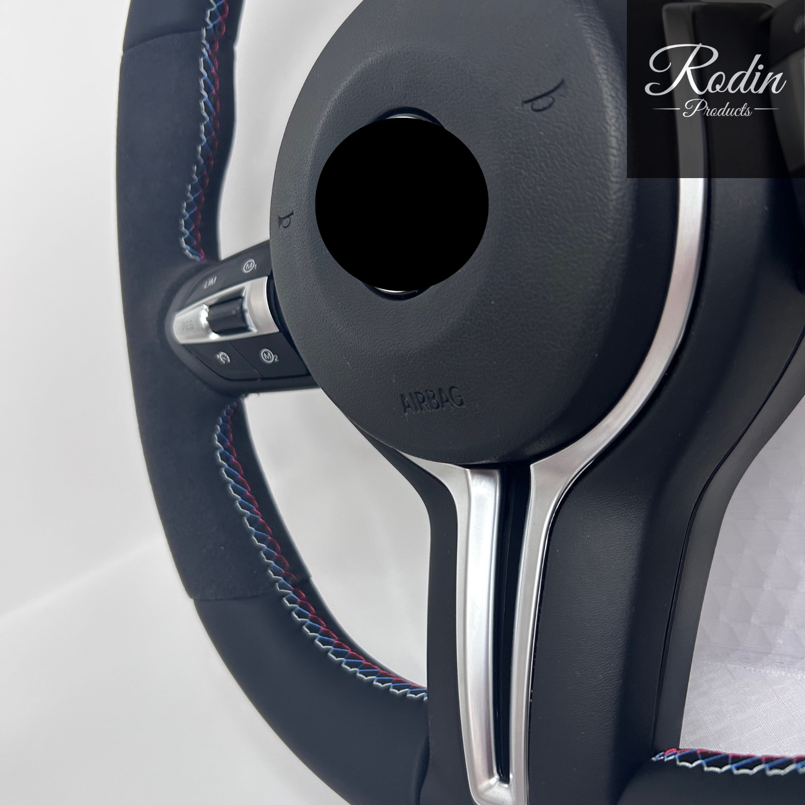 Sportlenkrad passend für BMW E-/F-Serie – Alcantara & Leder – Seitenansicht von Rodin Products