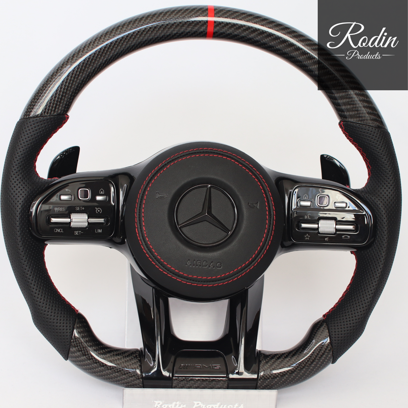 Mercedes AMG Performance Lenkrad Echtcarbon und perforiertes Leder – Frontansicht mit Multifunktionstasten