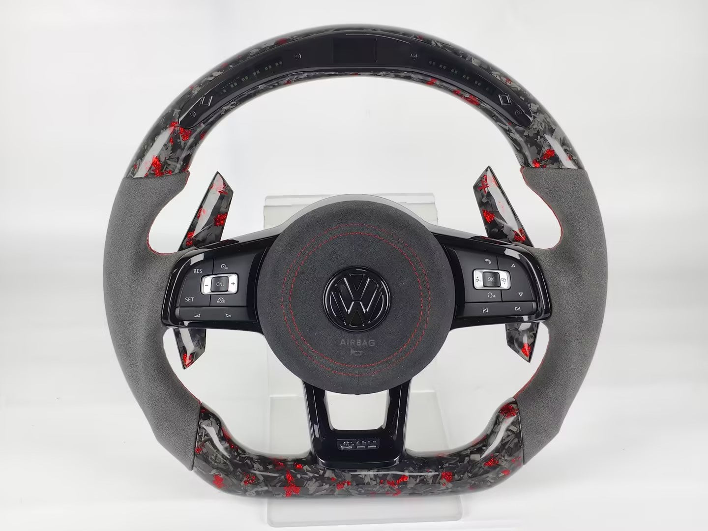VW Performance Lenkrad Forged Carbon mit LED & Paddles | Alcantara – Frontansicht von Rodin Products