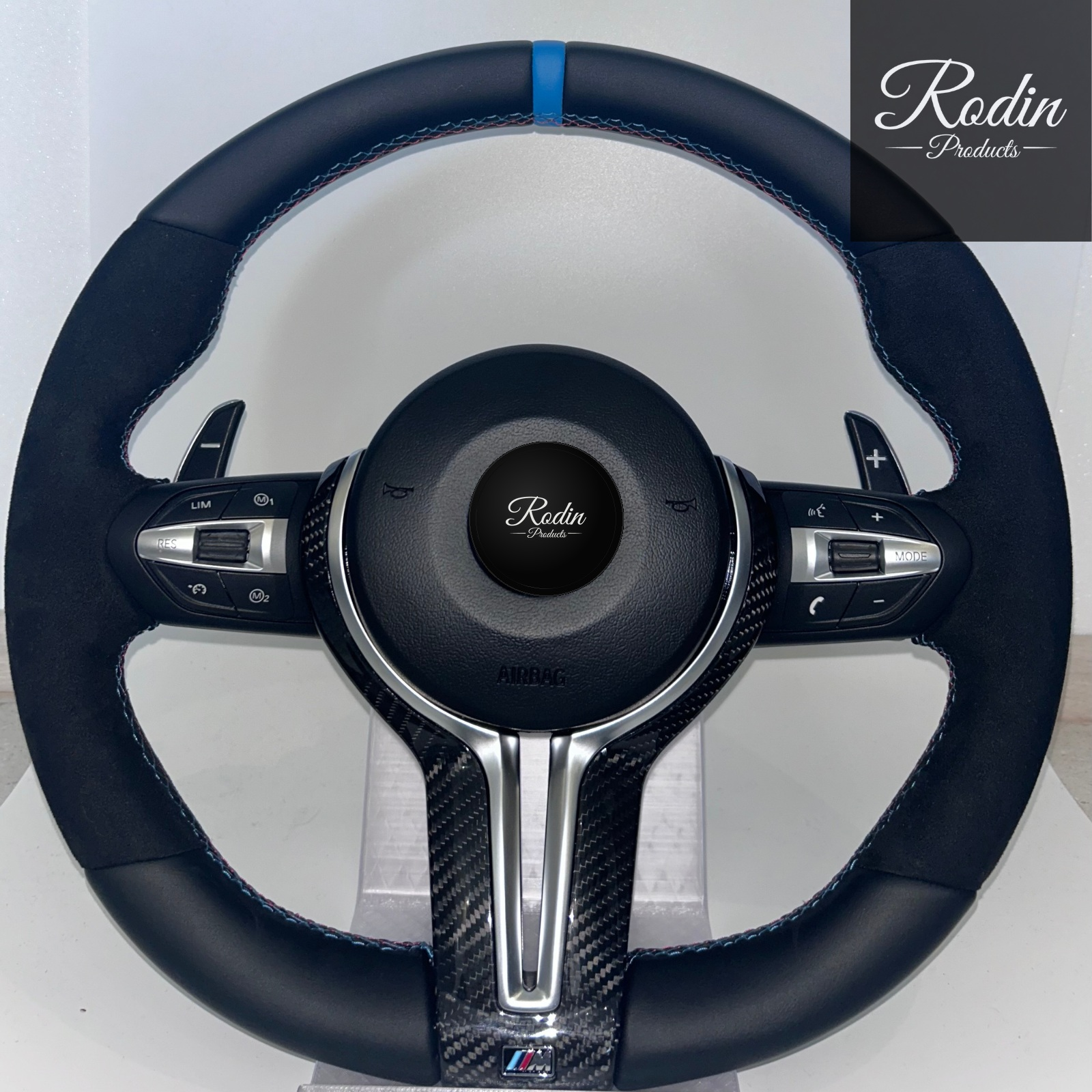Sportlenkrad passend für BMW E-/F-Serie – Carbon & Alcantara – Frontansicht von Rodin Products