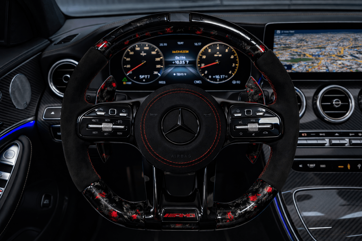 Mercedes-AMG Performance Lenkrad Forged Carbon LED – Detailansicht von Rodin Products